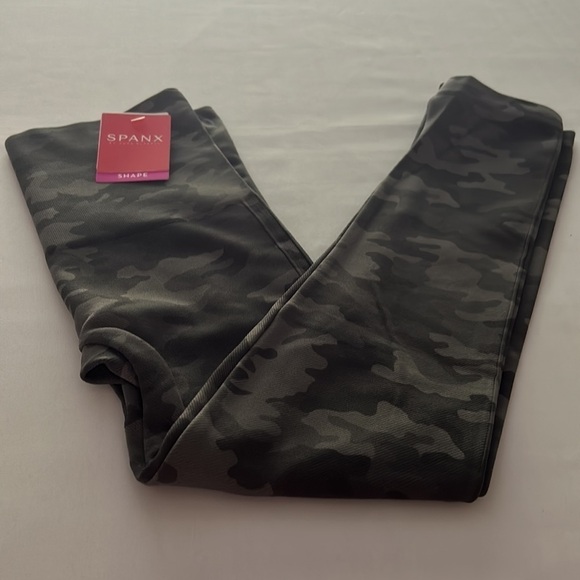 (NWT) SPANX Women’s Lamn Seamless Cropped Leggings in Sage Camo Size: Small - Picture 13 of 13